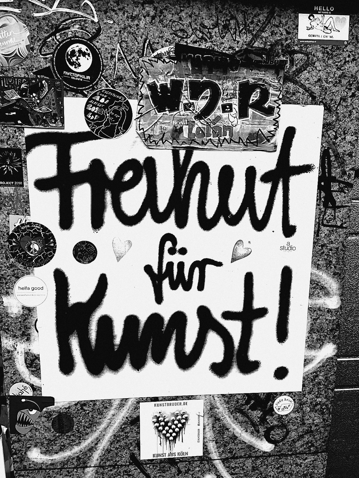 Plakat mit Aufschrift Freiheit für Kunst zwischen Stickern
