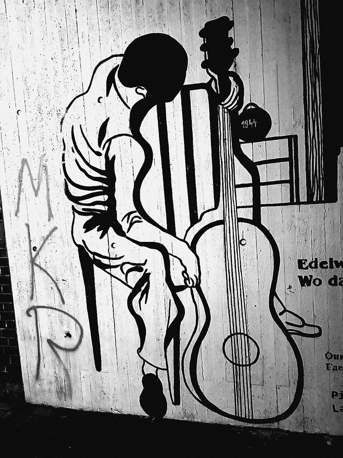 Gedenkwand für die Edelweißpiraten am Bahnbogen, Wandbild mit Musiker und Jahreszahl 1944