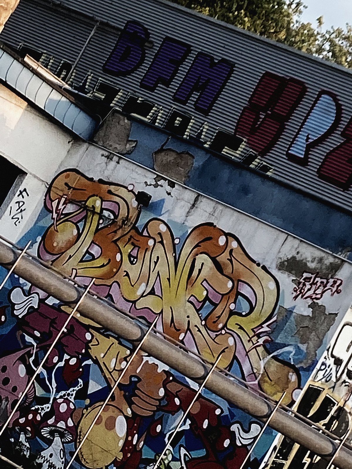 Großflächiges buntes Graffiti an Industriefassade