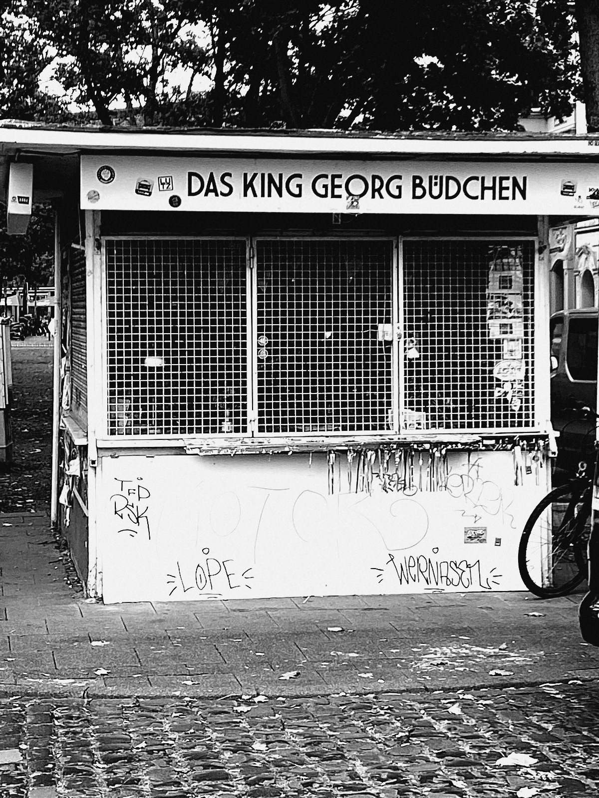 Kiosk Das King Georg Büdchen mit heruntergelassenem Gitter