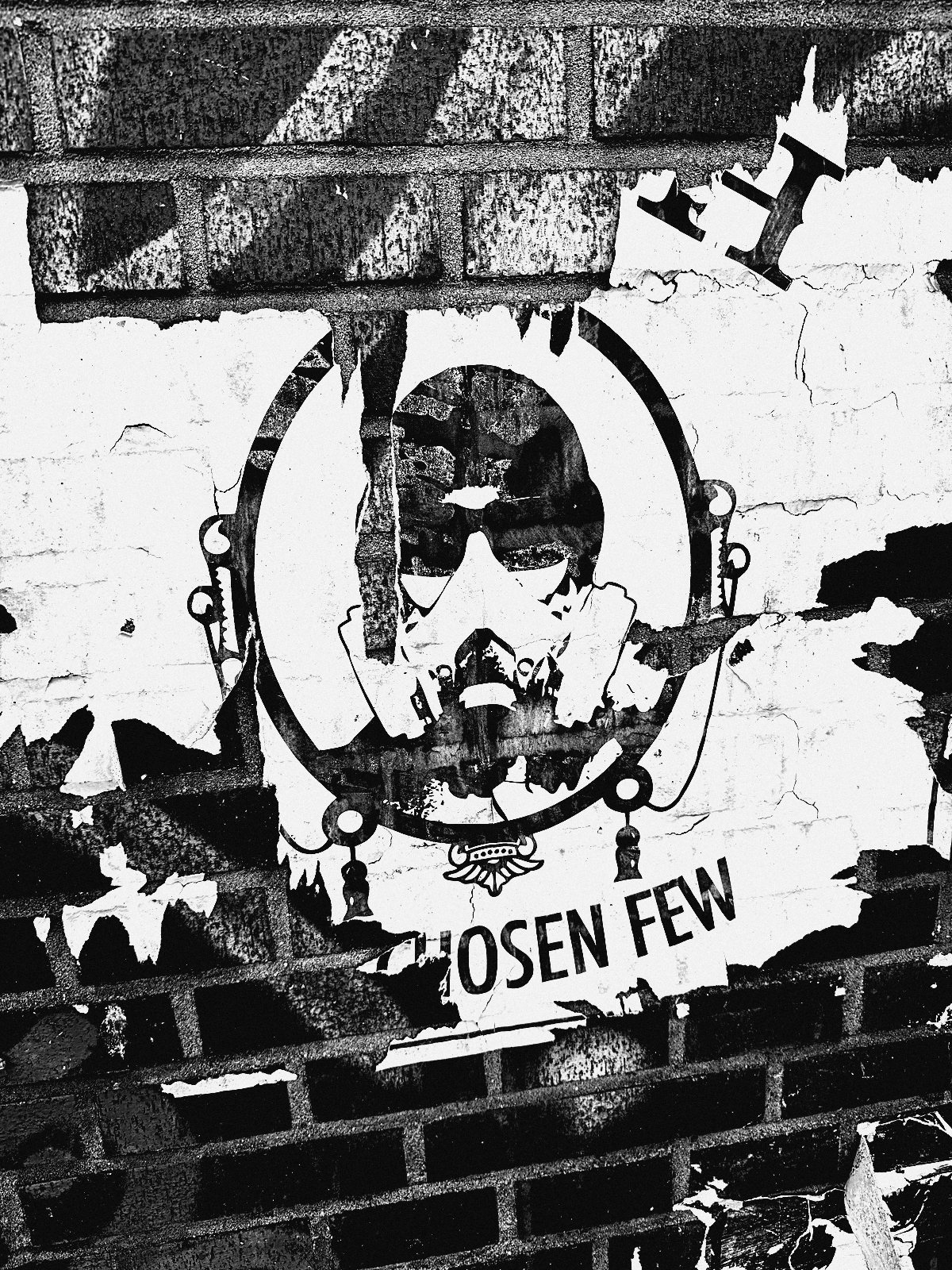 Wheatpaste mit Gasmasken-Motiv und Schriftzug Chosen Few