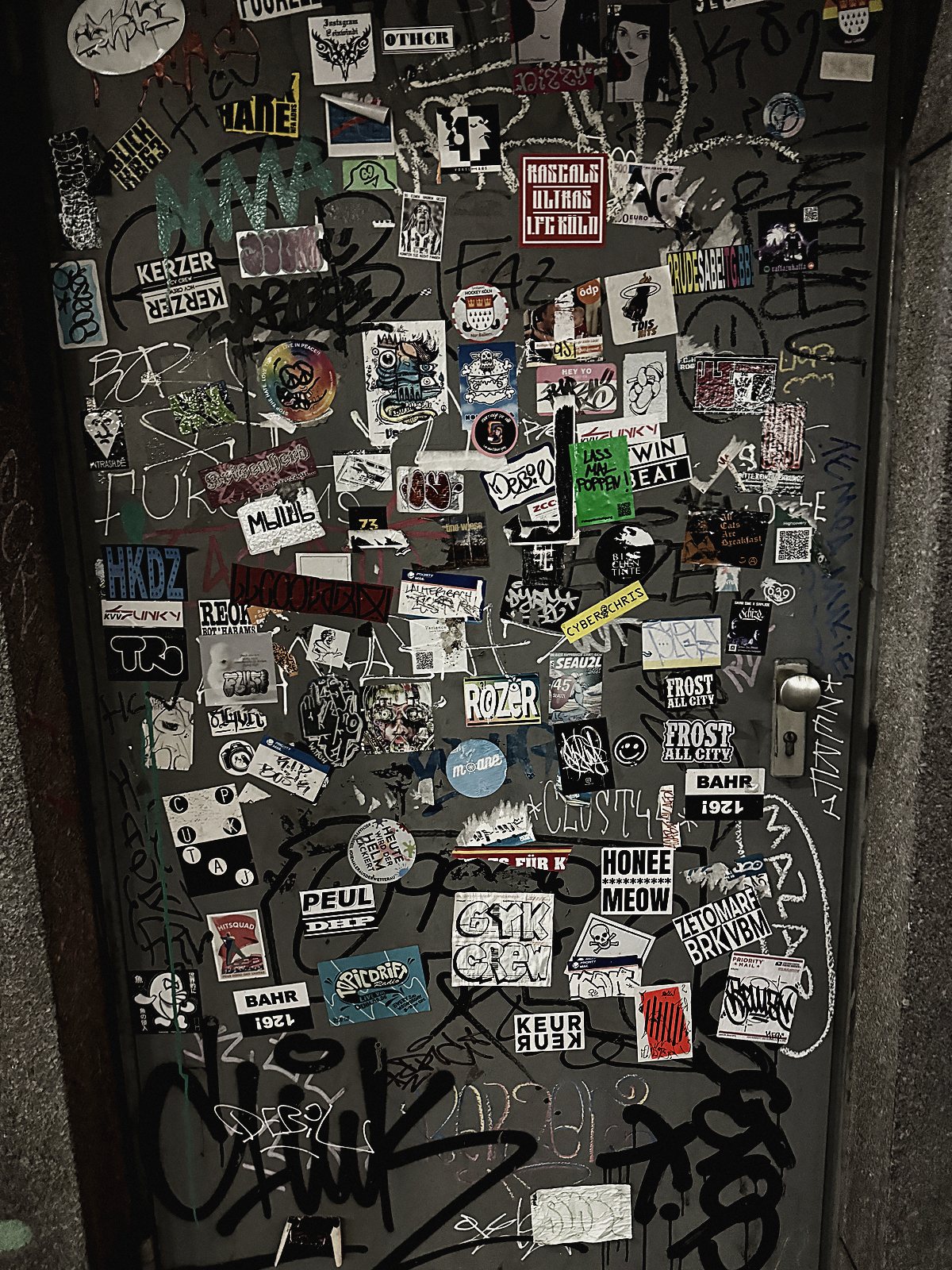 Mit Stickern und Tags übersäte Tür