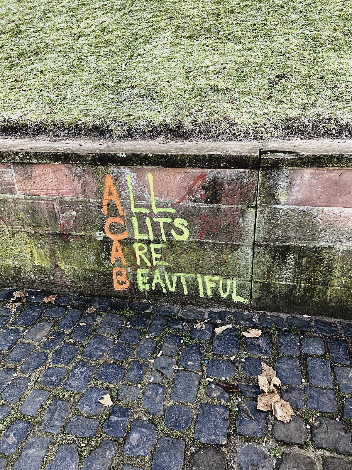 Kreideschrift an einer Bahnsteigkante