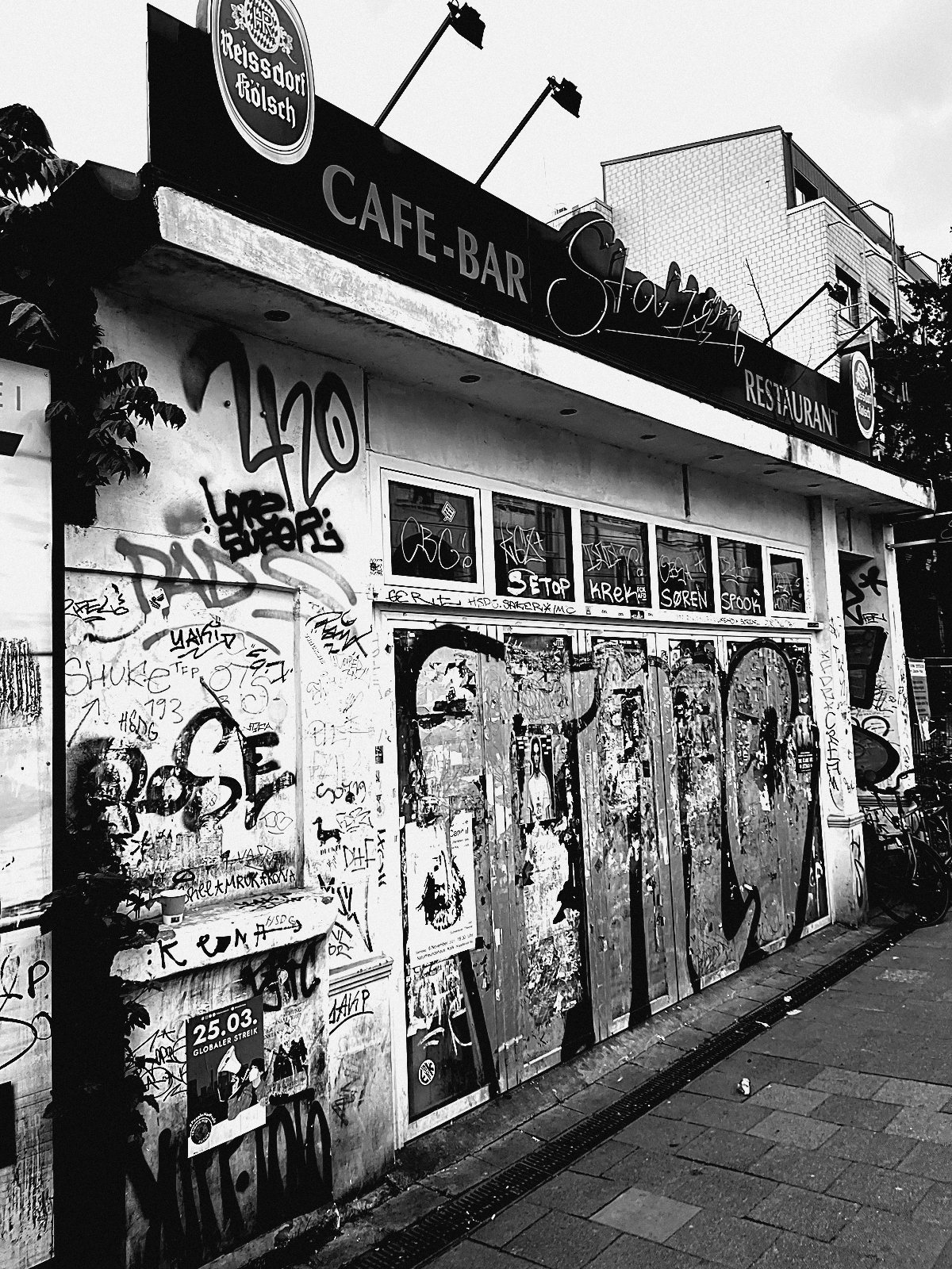 Komplett mit Tags bedeckte Fassade einer Café-Bar