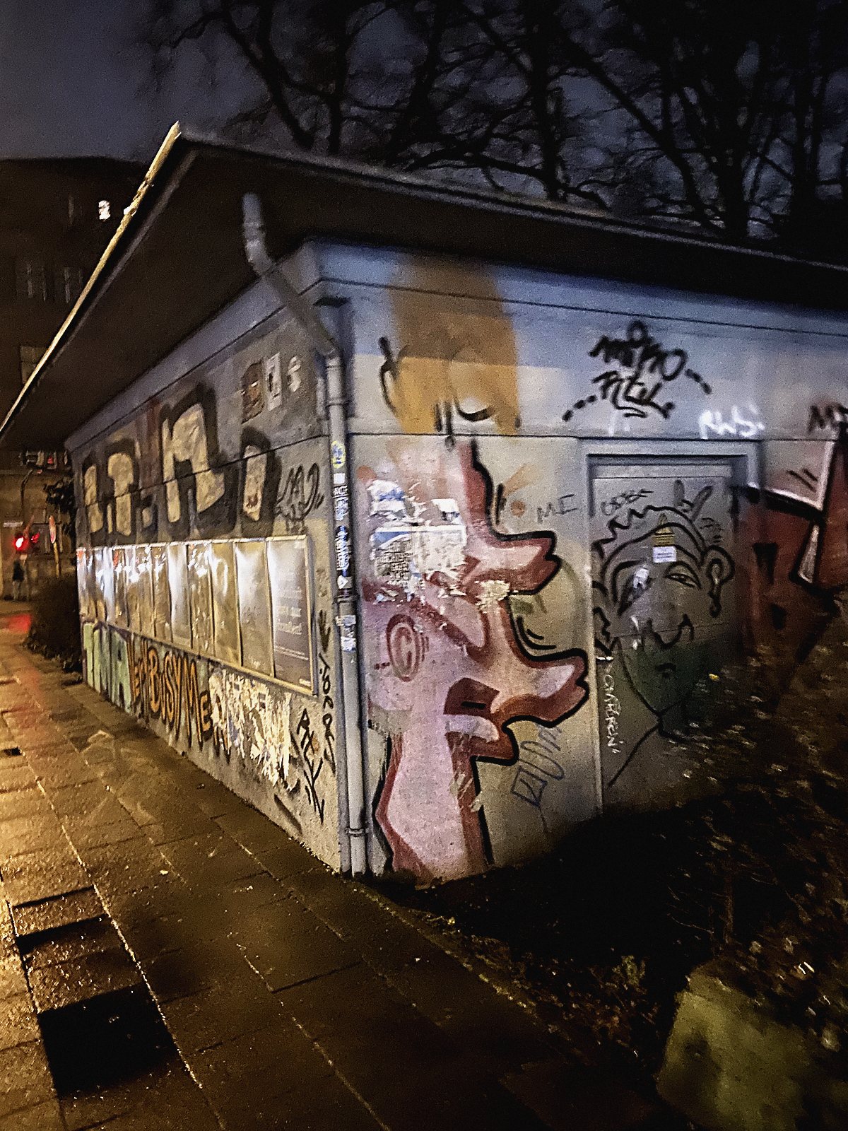 Rosa Schwein-Graffiti auf Hauswand bei Nacht