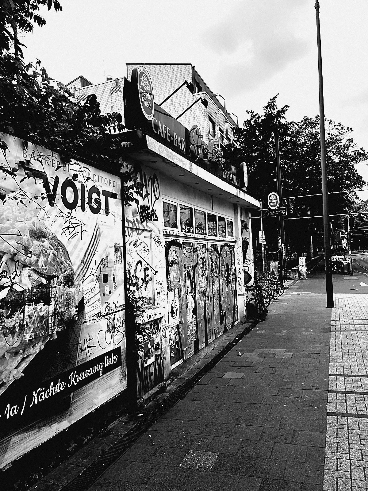 Imbissfassade mit Plakaten und Stickern